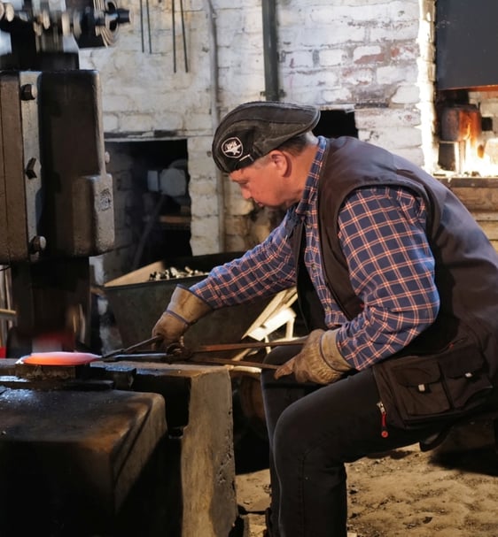 Zur Industriegeschichte der Region erfuhr die Gruppe beim Schleiper Hammer. (Foto: Dirk Vetter)