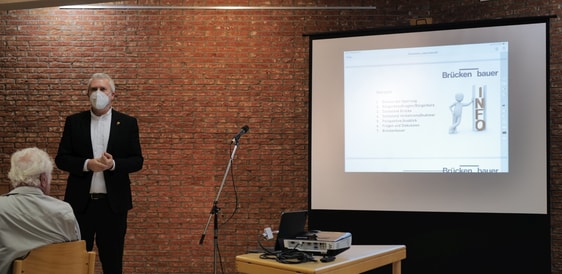 Zum Programm gehörte ein Vortrag von Lüdenscheids Bürgermeister Sebastian Wagemeyer, der gleichzeitig auch Bürgerbeauftragte rund um den Brückenbau ist. (Foto: Dirk Vetter)
