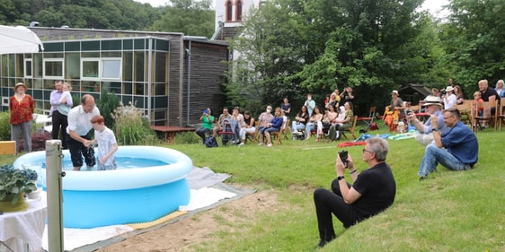 Eine ungewöhnliche Taufe fand in der Kirchengemeinde Oberrahmede im Pool statt. (Foto: Bettina Görlitzer)