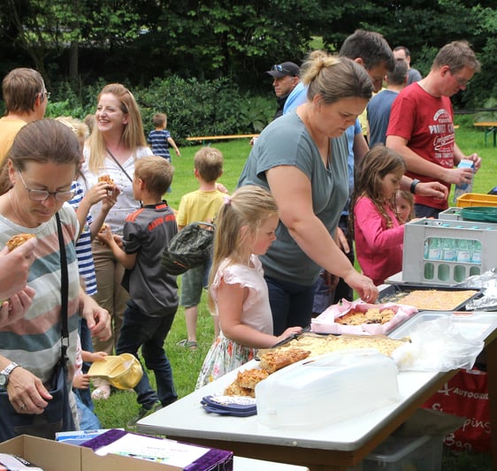 Bei tollem Sommerwetter konnte das Fest, das unter Federführung von Moritz Steller organisiert wurde, überwiegend im Freien auf dem Außengelände des Gemeindehauses stattfinden. (Foto: Björn Othlinghaus)