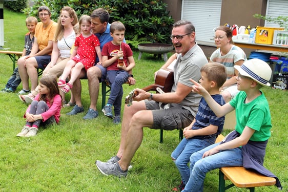 Auch das gemeinsame Singen durfte nich fehlen, für das Gemeindepädagoge Karsten Drescher seine Gitarre auspackte. (Foto: Björn Othlinghaus)