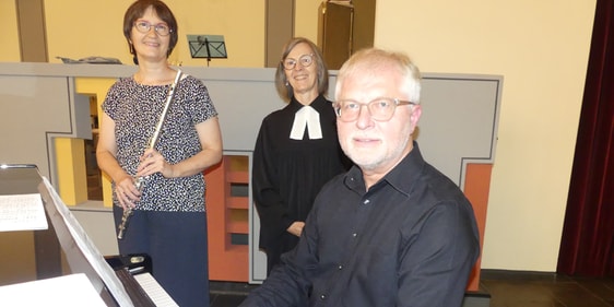 Ulrike Waimann (Querflöte), Pfarrerin Bettina vom Brocke und Reinhard Derdak gestalteten den musikalischen Abendgottesdienst in der Johanneskirche. (Foto: Ingrid Weiland)
