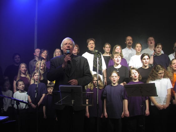 Ernst August Eicker (im Vodergrund) mit dem „Wir singen für Jesus“- Chor, der auf den Wunsch seines Publikums hin unzählige Male das „Jerusalem“-Lied („Ich hab im Traum gesehen die Stadt Jerusalem“) singen musste und es dadurch zum „Markenzeichen“ des Chores machte (Foto Weiland)