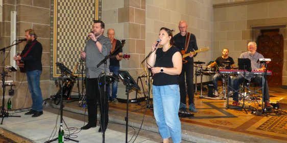 Das Lobpreisteam „sela“ gestaltete zum ersten Mal den Monatsschlussgottesdienst in der Christuskirche musikalisch. (Foto: Ingrid Weiland)