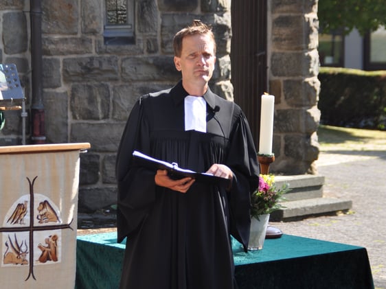 Prädikant Kevin Risch stellte die provozierende Frage: „War Jesus ein Clown?“ (Foto: Karl-Herrmann Ernst)