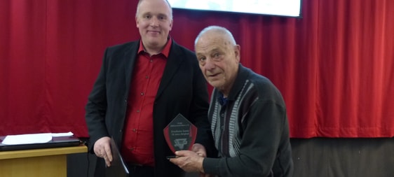 Friedhelm Gentz, (r.) ist im Alter von 89 Jahren verstorben ist. Das Foto entstand 2017, wo er bei der Jahreshauptversammlung als Gründungsmitglied und für 70 Jahre Treue von Vereinsvorsitzenden Christoph Weiland geehrt wurde. (Foto: Ingrid Weiland)