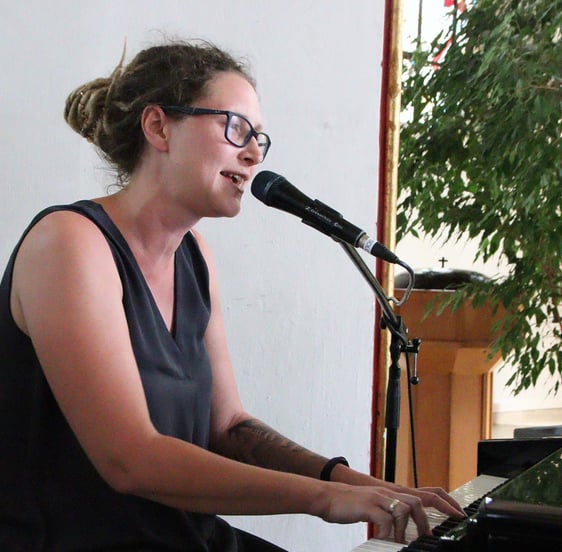 Annika Kögler stimmte mit dem "Messias" von Lothar Kosse musikalisch auf eine Reise ins Weltall ein. (Foto: Jakob Salzmann)