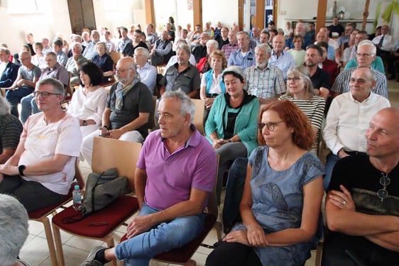 Groß war das Interesse an den Ausführungen des hoch dekorierten Referenten. Stühle mussten nachgestellt werden, damit jeder einen Sitzplatz bekam. (Foto: Jakob Salzmann)