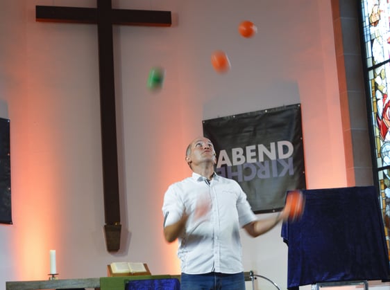Wer erwartet hat, dass hier lediglich eine christlich angehauchte Zaubershow geboten würde, wurde schnell eines Besseren belehrt. Beim Jonglieren erklärte Mr. Joy alias Karsten Strohäcker die frohe Botschaft. (Foto: Iris Kannenberg)