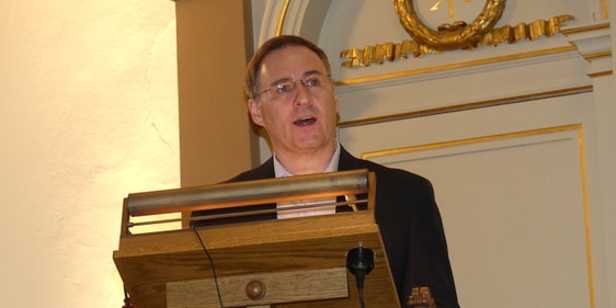Andreas Isenburg gab bei seinem Vortrag in der Erlöserkirche zahlreiche Beispiele zum Besten, wie Kirche in der Stadt gelebt werden kann. (Foto: Ingrid Weiland)
