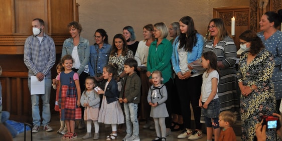 Mit großer Freude und Begeisterung trugen die Kindergartenkinder und ihre Erzieher und Erzieherinnen gemeinsam der Gemeinde zwei Lieder vor. (Foto: Karl-Herrmann Ernst)