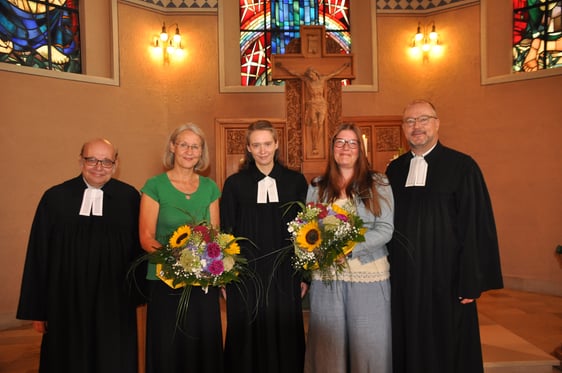 Nach der Verabschiedung und Einführung in das Amt der Kindergartenleiterin: Vorsitzender des Presbyteriums Wolfgang Dröpper (v.l.), Anja Böddecker, Diakonin Kristina Ashoff, Jennifer Dubrau-Henrichs und Superintendent Dr. Christof Grote. (Foto: Karl-Hermann Ernst)