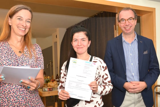 Auch Yaroslawa Khomenko (hier mit Gudula Mueller-Töwe und Albrecht Brodhun) erhielt am Donnerstag ihr Teilnahmezertifikat. Foto: Wolfgang Teipel