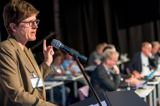 Oberkirchenrätin Katrin Göckenjan-Wessels (am Rednerpult links) erläuterte die dramatische Entwicklung im Pfarrdienst der Ev. Landeskirche von Westfalen (Foto: EKKLP)