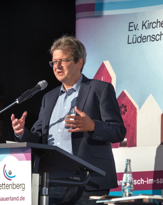 Idee des Antrages an die Kirchenleitung sei es gewesen, nicht nur scharf zu kalkulieren, sondern auch auf die kleinstädtische Wirklichkeit des Kirchenkreises Rücksicht zu nehmen, machte Assessor Martin Pogorzelski auf der Sondersynode deutlich. (Foto: EKKLP)