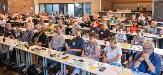 Viele ernsthafte Gesichter waren auf der Sondersynode des Kirchenkreises zu sehen. Die dramatische Pfarrdienststellenentwicklung zwingt den heimischen Kirchenkreis zu umfassenden Veränderungen und neuen Strukturen in den kommenden Jahren. (Foto: EKKLP)