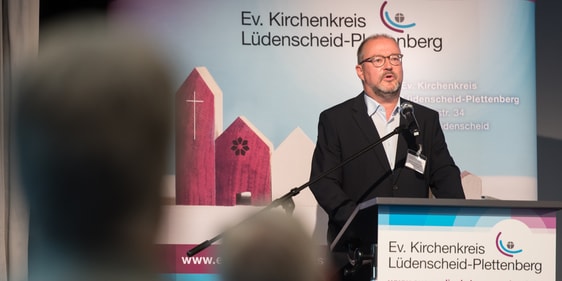 Superintendent Dr. Christof Grote erläuterte der Synode, warum die zwei ursprünglichen Beschlussvorschläge zurückgezogen werden sollten. Gemeinsame mit dem Kreissynodalvorstand präsentierte der Superintendent drei neue Beschlüsse, die von den Synodalen auch abgenommen wurden (Foto: EKKLP)
