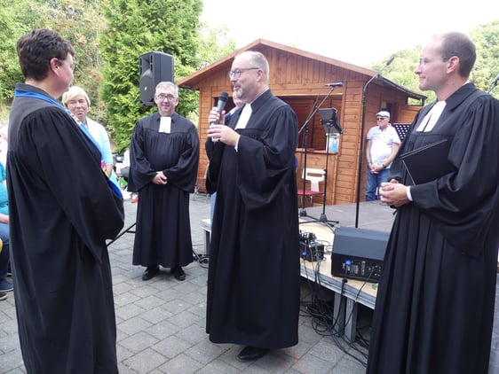 Segensworte wurden ihr auch von ihren Kollegen, Pfarrer Thorsten Brinkmeier und Pfarrer Michael Siol, zugesprochen, mit denen Sabine Dreschel nun ein Interprofessionelles Team bildet.. (Foto: Ingrid Weiland)