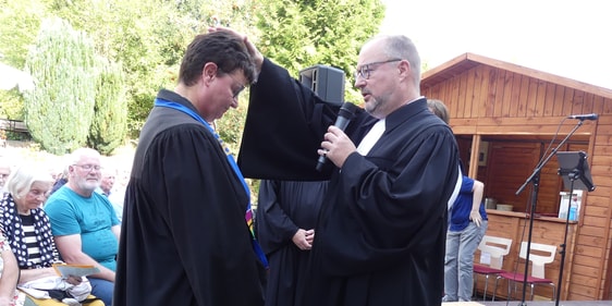 Sabine Drescher wurde von Superintendent Dr. Christof Grote in ihren Dienst der Ev. Kirchengemeinden Hülscheid-Heedfeld, Oberrahmede und Rahmede eingeführt. (Foto: Ingrid Weiland)
