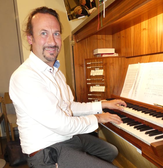 Matthias Grünert gab an der Orgel in der Johanneskirche Stücke zum Besten, die er speziell für diese Orgel und ihre Klang-Eigenheiten ausgesucht hatte. (Foto: Ingrid Weiland)