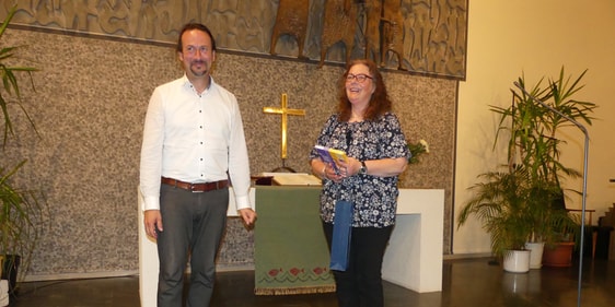 Gemeindepfarrerin Ramona Winkler-Rudzio dankte Matthias Grünert mit einem Präsent. (Foto: Ingrid Weiland)