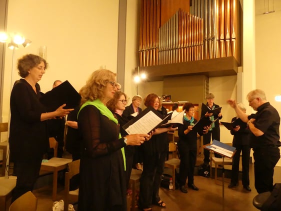 Das „Vocal -Consort“ der Johanneskirche unter der Leitung von Reinhard Derdak gestaltete den Gottesdienst mit, der dem Konzert vorausgegangen war. (Foto: Ingrid Weiland)