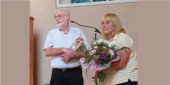 Mit ein wenig Wehmut wurde das Ehepaar Barbara und Wolfgang Elsaeßer von der Attendorner Gemeinde verabschiedet. (Foto: Karl-Hermann Ernst)