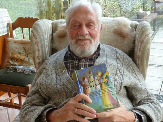 Dr. Reiner-Friedemann Edel mit seiner Bibelübersetzung von 2012. (Foto: Ingrid Weiland)