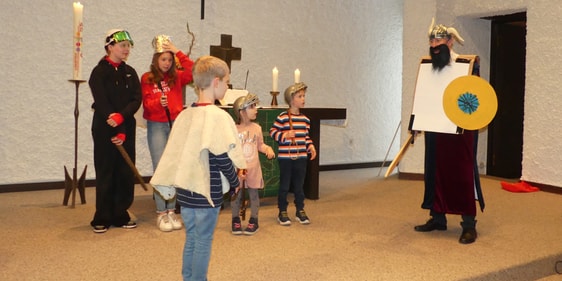 Die Geschichte von David und Goliath wurde beim Familiengottesdienst in der Markuskirche nachgestellt. (Foto: Ingrid Weiland)