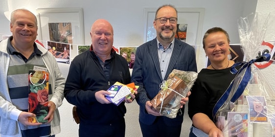 Klaus Salscheider (2.v.l.) feierte mit Arbeitskolleginnen und Kollegen im Evangelischen Kirchenkreis Lüdenscheid-Plettenberg und weiteren Wegbegleitern sein 40-jähriges Dienstjubiläum. Zu den Gratulanten gehörten auch Superintendent Christof Grote (3.v.l.), Stefan Schick für das Kinder- und Jugendreferat sowie Britta Däumer für die Mitarbeitervertretung im Kirchenkreis (Foto: EKKLP)