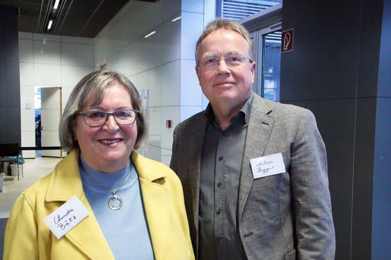 Als Sprecher des Interreligiösen Forums führten Christa Bätz und Achim Riggert durch den Nachmittag. (Foto: Jakob Salzmann)