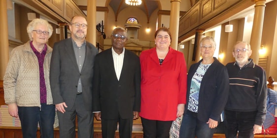 Ulla Büsing (v.l.n.r.), bei der und deren Ehemann der Gast aus Tansania in Plettenberg untergebracht ist, Superintendent Dr. Christof Grote, die beiden Sekretärinnen der Superintendentur, Jutta Tripp und Kerstin Rentrop, wurden von Gemeindemitarbeiter Wolfgang Vehse durch die Erlöserkirche geführt. (Foto: Ingrid Weiland)