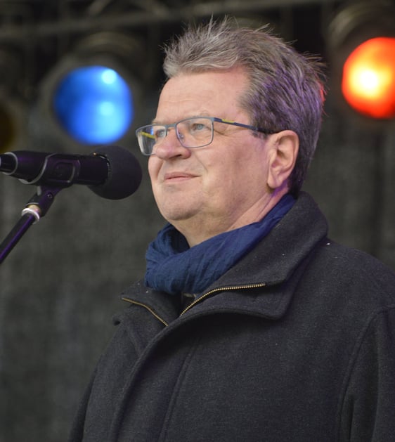 Nach den Zeitzeugen trat der stellvertretende Superintendent Martin Pogorzelski ans Mikrofon und machte deutlich: „Jesus ist unser Halt, unser Fels. Auf ihn können wir vertrauen." (Foto: Iris Kannenberg)