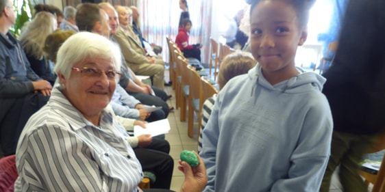 Je einen zuvor von den Kindern selbst bemalten Erinnerungsstein an die Kinderbibelwoche durften die Besucher des Abschlussgottesdienstes mit nachhause nehmen. (Foto: Rainer Crummenerl)