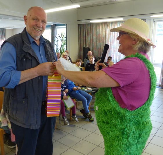 Mit einem Anerkennungsgeschenk für dessen langjähriges Engagement bei der Kinderbibelwoche des C VJM Rönsahl bedankte sich CVJM-Vorstandsmitglied Carola Nies bei Gemeindehelfer Ulrich Czastrau. (Foto: Rainer Crummenerl)