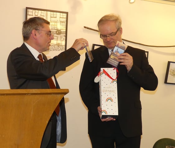 Von der katholischen Gemeinde und von Pfarrer Gremmels (l.) von der Christuskirchengemeinde wurden Pfr. Holger Reinhardt Präsente für das Presbyterium überreicht. (Foto: Ingrid Weiland)