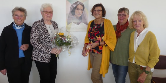 Vor einem Bild von der Prophetin Junia – wie sie ausgesehen haben könnte – (v.l.n.r.) Pfarrerin Bärbel Wilde und Brunhilde Mehr (Vorsitzende der Frauen in der Christuskirchengemeinde), Petra Linnemann (1. Vorsitzende der kfd Maria Königin), ihre Stellvertreterin Jutta Niklas und Bärbel Mosebach (Kassiererin der kfd). (Foto: Ingrid Weiland)