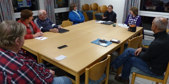 Mehrere Gemeindeglieder hatten sich zu einem von Pfarrer George Freiwat geleiteten weiteren Treffen bezüglich der künftigen Gestaltung der Gottesdienste im Evangelischen Gemeindehaus getroffen mit dem Ziel, den Blick in die Zukunft zu richten und die Attraktivität der Gemeindeveranstaltungen zu erhöhen. (Foto: Rainer Crummenerl)