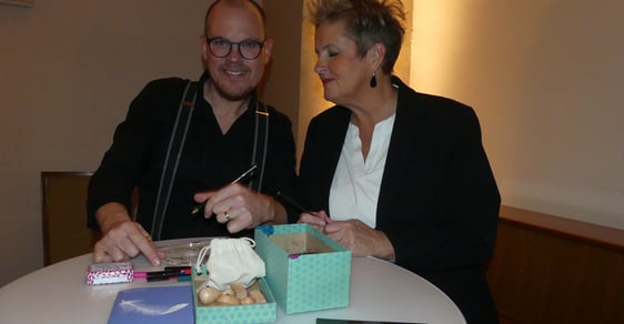 Christina Brudereck und Benjamin Seipel beim Signieren am Büchertisch. (Foto: Ingrid Weiland)