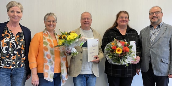 Superintendent Dr. Christof Grote (r.) freut sich über die Vergrößerung des kompetenten Teams für Schulungsangebote zur Intervention und Prävention von sexualisierter Gewalt. Jutta Tripp (2.v.r.) und Stefan Schick haben die Ausbildung als Multiplikatoren erfolgreich angeschlossen und werden zukünftig mit Andrea Bäcker (l.) und Monika Triffo (nicht im Bild) die Schulungen umsetzen. Unterstützt von Kerstin Rentrop werden so ca. 1000 Mitarbeitenden im Kirchenkreis entsprechend geschult (Foto: EKKLP)