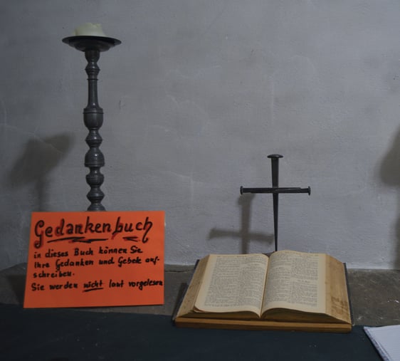 In einem Gedankenbuch konnten die Besucher ihre Gedanken und Gebetsanliegen aufschreiben. (Foto: Iris Kannenberg)