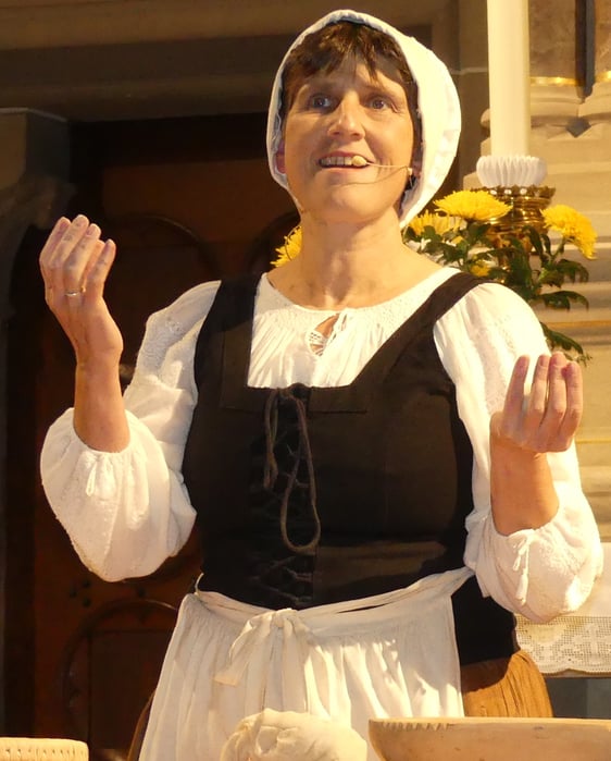 Teig knetend, Knödel formend und die Stube kehrend brachte sie „sächselnd“ rüber, wie es einst im Hause Luthers in Wittenberg zuging. (Foto: Ingrid Weiland)