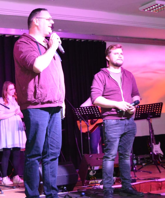 Pastor Marco Fischer moderierte gemeinsam mit Lorenz Schinmann den Abend. (Foto: Iris Kannenberg)