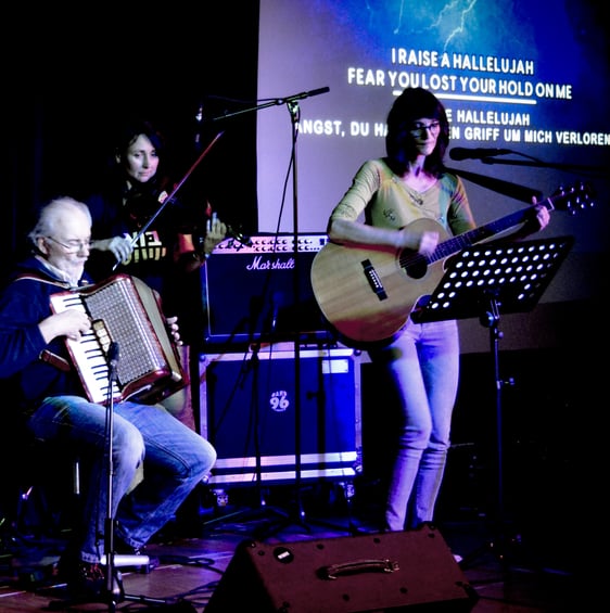 Auch taten sich Familien zu Bands zusammen – so die Lobpreiser der FeG Börsenstraße und „SchuFa“. (Foto: Iris Kannenberg)