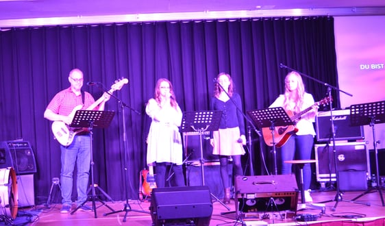 God is Love als jüngste Band machte den Auftakt der Lobpreisveranstaltung. (Foto: Iris Kannenberg)