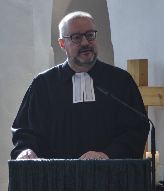 Superintendent Grote machte deutlich: „Wir sind dankbar, dass Ulrike Tetzlaff sich zur Verkündigung des Wortes bereit erklärt hat.“ (Foto: Iris Kannenberg)