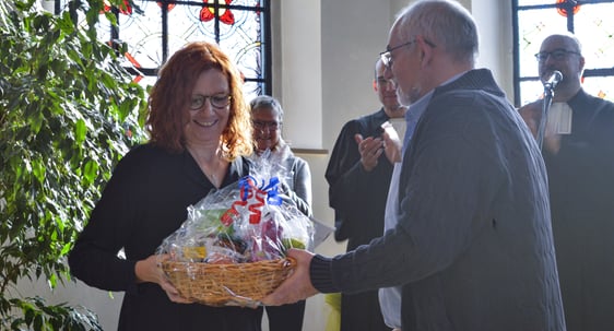 Vom Obdachlosenfreundeskreis erhielt die frisch in ihr Amt eingeführte Prädikantin einen Geschenkkorb. (Foto: Iris Kannenberg)