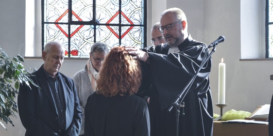 Neu auf der Kanzel: Ulrike Tetzlaff wurde in der Ev. Kirchengemeinde Oberrahmede neu als Prädikantin durch Superintendent Dr. Christof Grote eingeführt. (Foto: Iris Kannenberg)