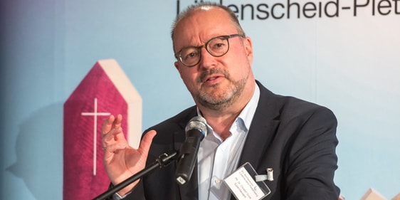 In seinem Bericht richtet Superintendent Dr. Christof Grote den Blick auf die vielen unterschiedlichen Herausforderungen für den Kirchenkreis. Grote zeigte dabei aber auch positiven Entwicklungen auf (Foto: EKKLP)