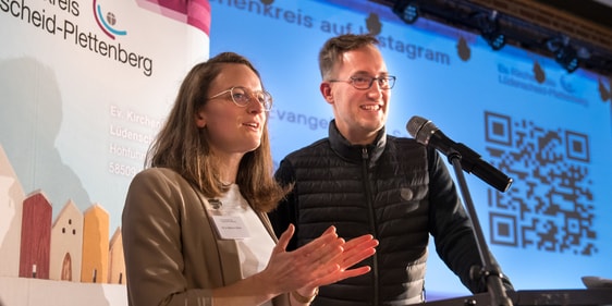 Mathea Dieker und Matthias Willnat warben für den Social Media-Auftritt des Kirchenkreises. „Wir wollen als Kirche immer auf Menschen zugehen, und zwar auch dort, wo sie sich aufhalten“, betonten beide. (Foto: EKKLP)